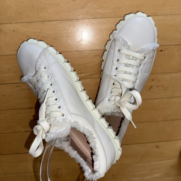 Like New Stuart Weitzman white  fringe Cover story Sneakers,7.5, CB2387 - Picture 2 of 7
